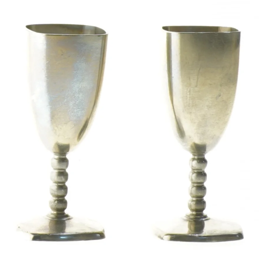 Sæt af to små sølvbægre (str. 3,5x9 cm)