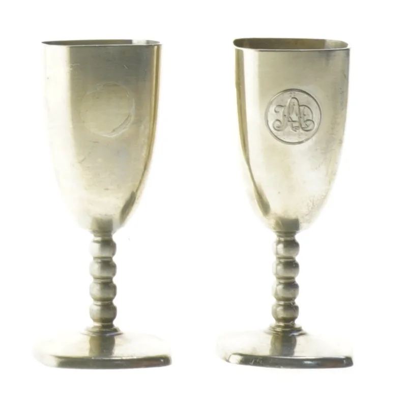 Sæt af to små sølvbægre (str. 3,5x9 cm)