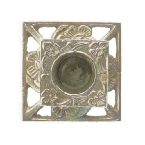 Lysestage med blomsterdesign (str. 6x5,5x5,5 cm)