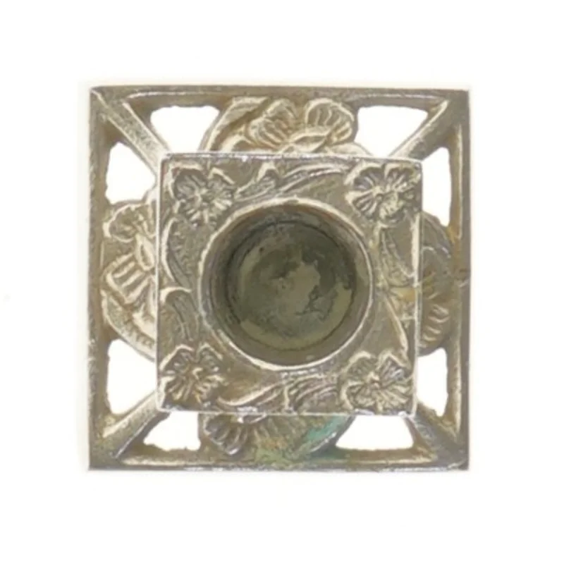 Lysestage med blomsterdesign (str. 6x5,5x5,5 cm)