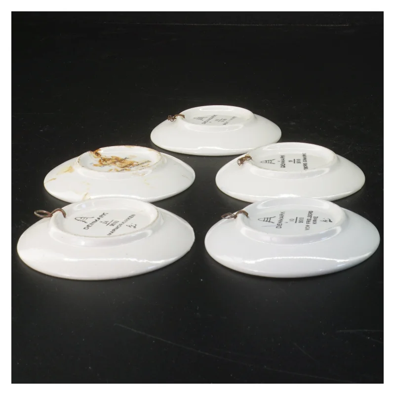 Små dekorative tallerkener med blå motiver (str. Ø. 8,5 cm. 5 styk) fra Aluminia