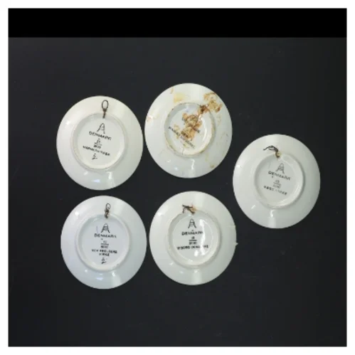 Små dekorative tallerkener med blå motiver (str. Ø. 8,5 cm. 5 styk) fra Aluminia