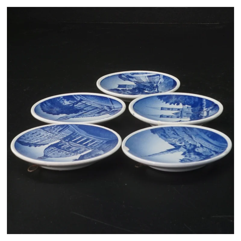 Små dekorative tallerkener med blå motiver (str. Ø. 8,5 cm. 5 styk) fra Aluminia