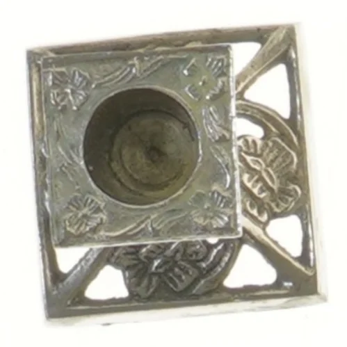 Lysestage med blomsterdekoration (str. 6x6x6 cm)