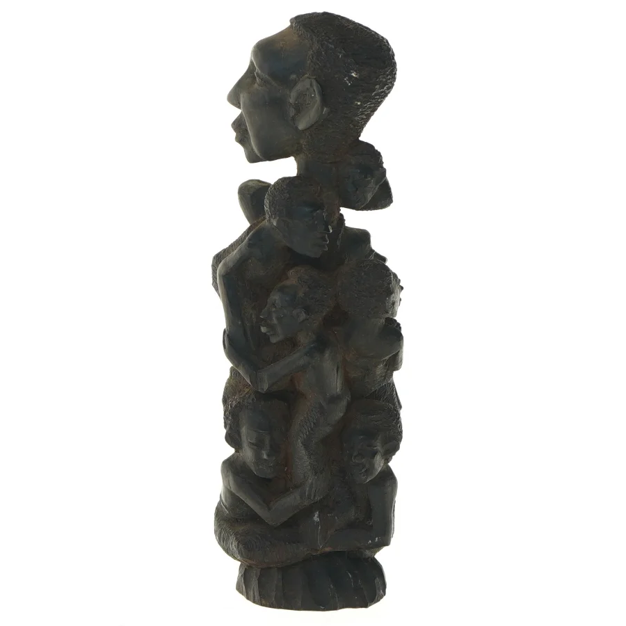 Træskulptur af mennesker (str. 24,5 cm)