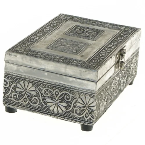 Hammer slået indsisk  metalkasse (str. 15x10x7 cm)