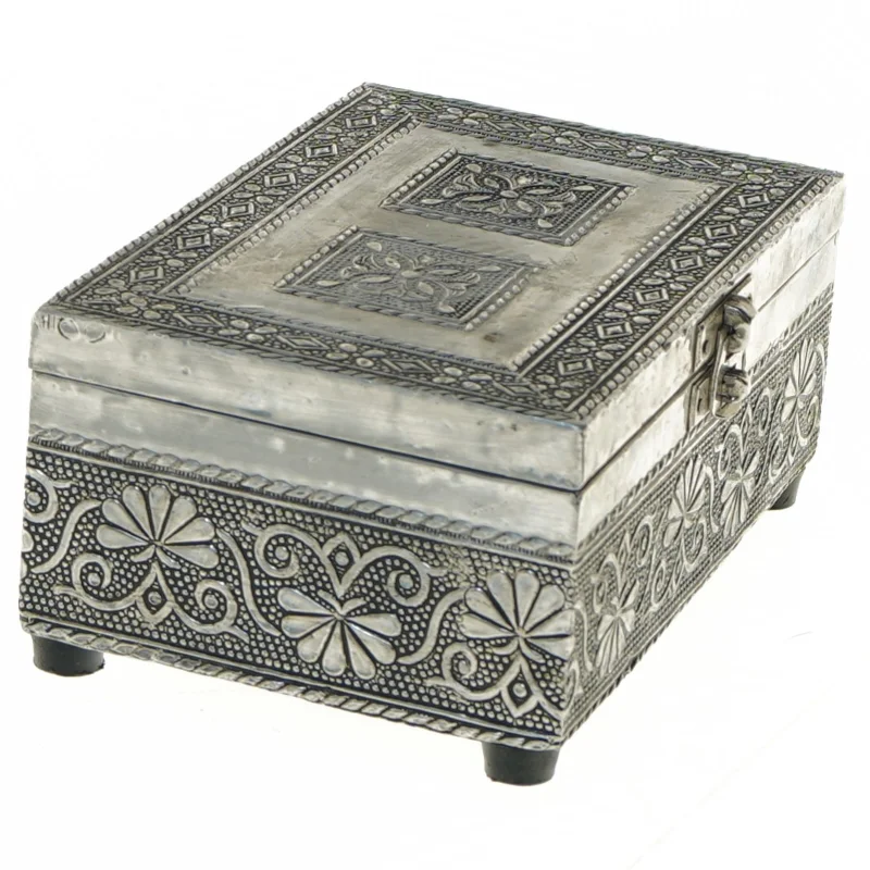 Hammer slået indsisk  metalkasse (str. 15x10x7 cm)
