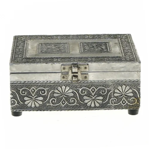 Hammer slået indsisk  metalkasse (str. 15x10x7 cm)
