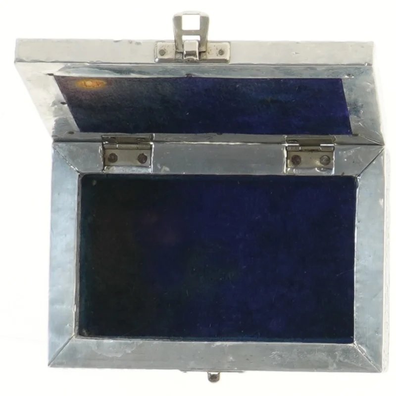 Hammer slået indsisk  metalkasse (str. 15x10x7 cm)