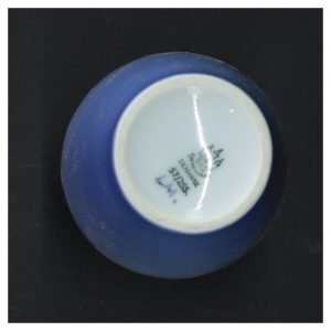 Blå vase med blomster fra Bing & Grøndahl (str. H. 11,5 cm)