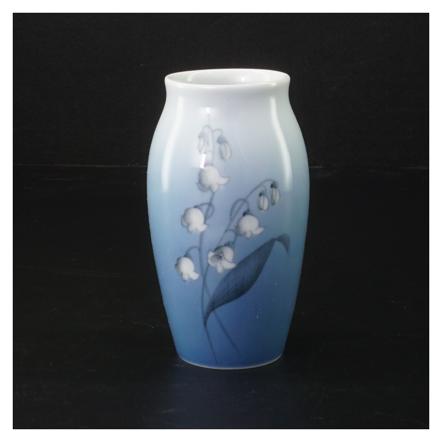 Blå vase med blomster fra Bing & Grøndahl (str. H. 11,5 cm)