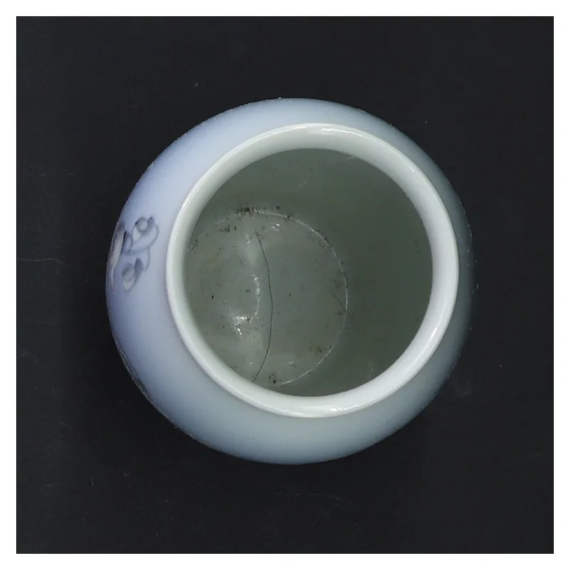 Blå vase med blomster fra Bing & Grøndahl (str. H. 11,5 cm)