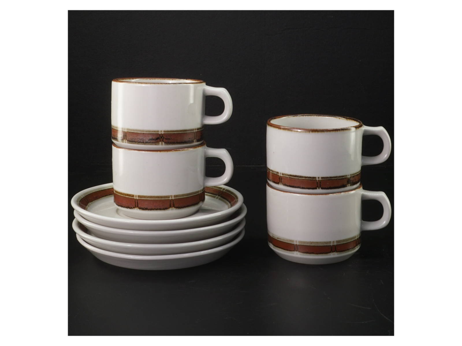 Dreis erKaffekopper med underkopper fra Desiree (str. Ø. 15 cm. h. 6 cm ø. 8 cm)