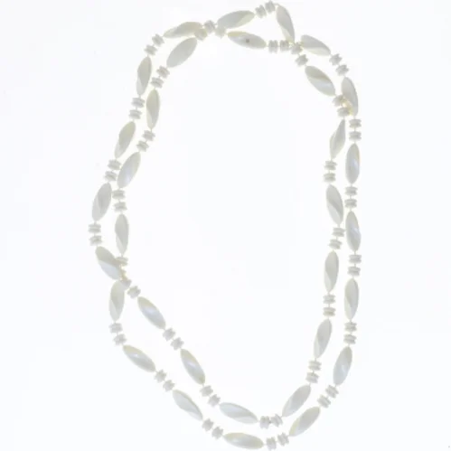 Lang hvid halskæde (str. 120 cm)