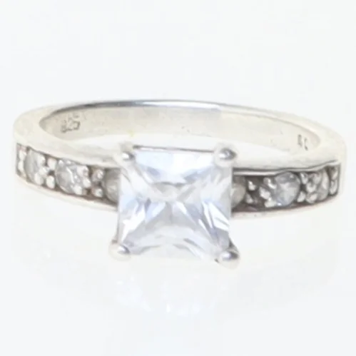 Sølv ring med sten (str. 48 mm)