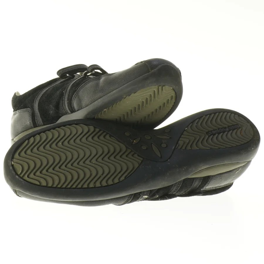 Sort sportssko fra Hush Puppies (str. 40-41 )