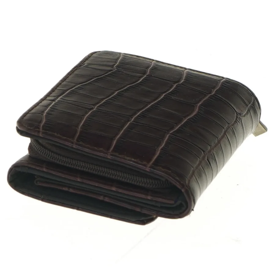Brun pung i krokodillemønster (str. 11x8,5 cm)