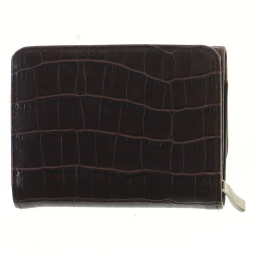 Brun pung i krokodillemønster (str. 11x8,5 cm)