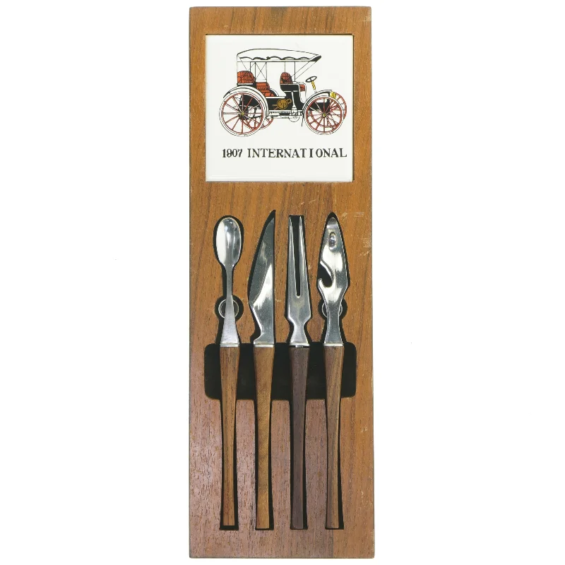 Vægophængt knivholder med knive (str. 42 x 15 cm)