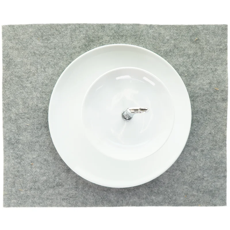 smuk etagere i Hvidt porcelæn med sølvfarvet hardware (str. 26 x 28 )