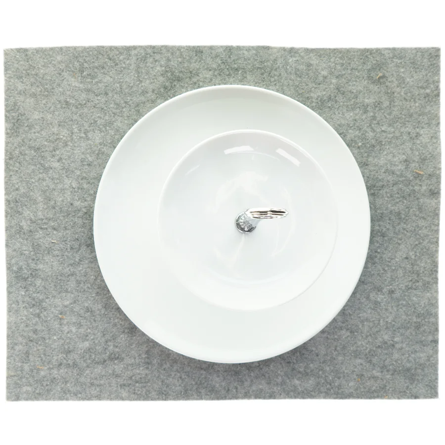 smuk etagere i Hvidt porcelæn med sølvfarvet hardware (str. 26 x 28 )