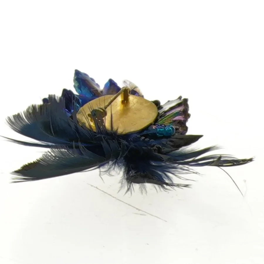 ny Broche med fjer og smukke sten i gavepose(str. 9 x 5 cm)