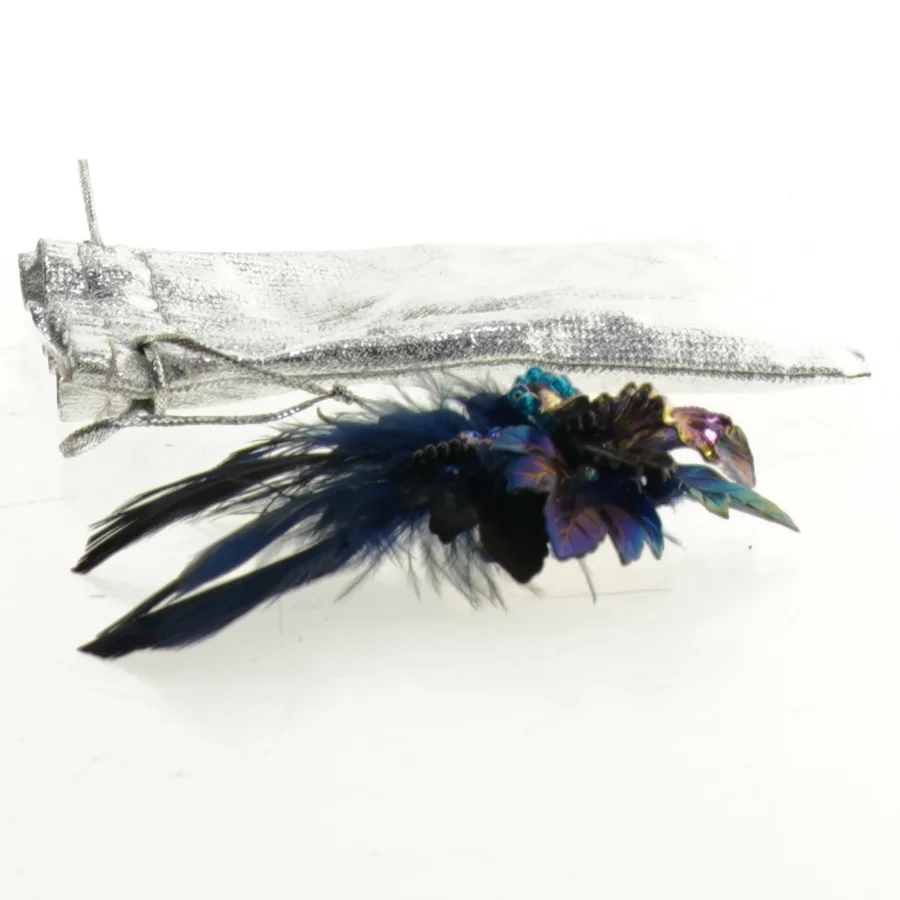 ny Broche med fjer og smukke sten i gavepose(str. 9 x 5 cm)