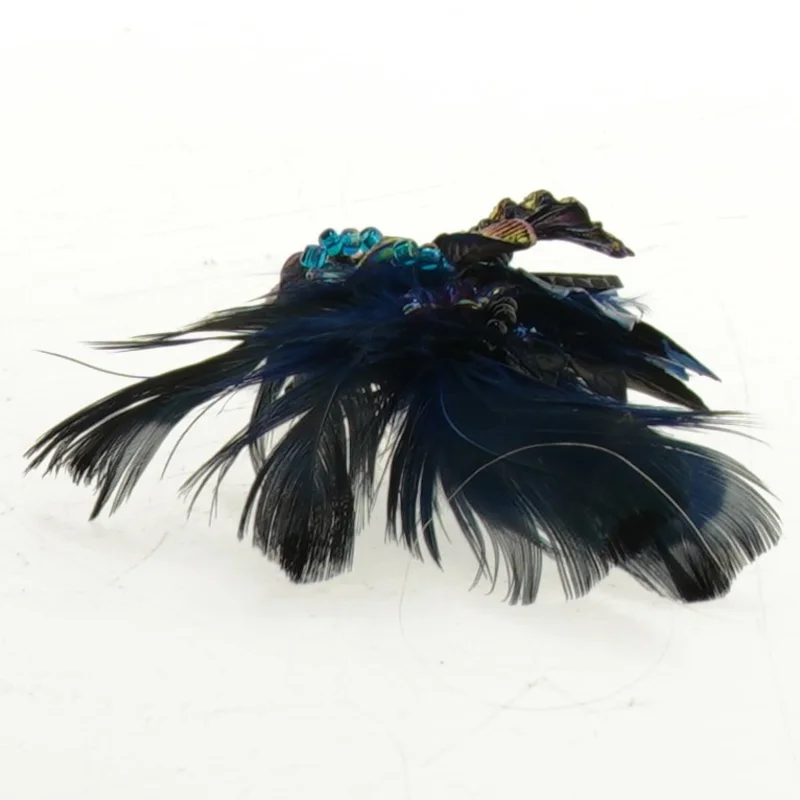 ny Broche med fjer og smukke sten i gavepose(str. 9 x 5 cm)