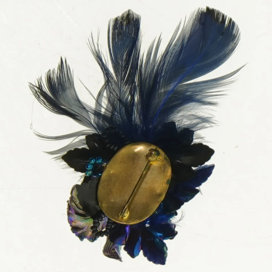 ny Broche med fjer og smukke sten i gavepose(str. 9 x 5 cm)