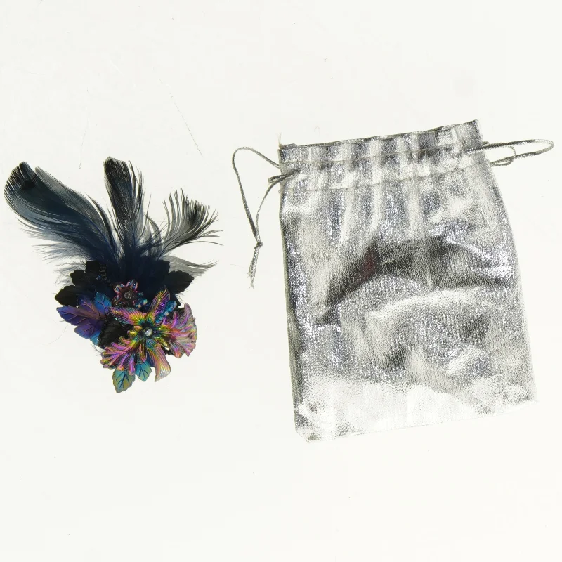ny Broche med fjer og smukke sten i gavepose(str. 9 x 5 cm)
