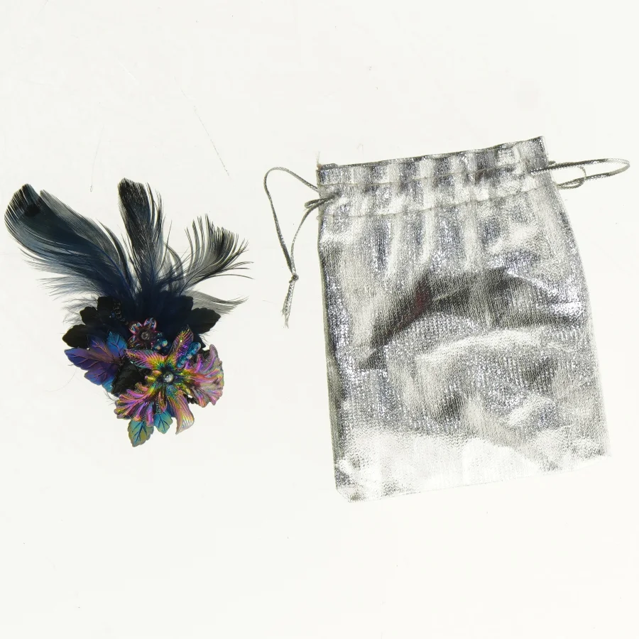 ny Broche med fjer og smukke sten i gavepose(str. 9 x 5 cm)