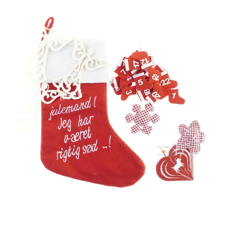Julepynt, julekalender med tal, julesok, snefnug, store filtengle og hjerte. 