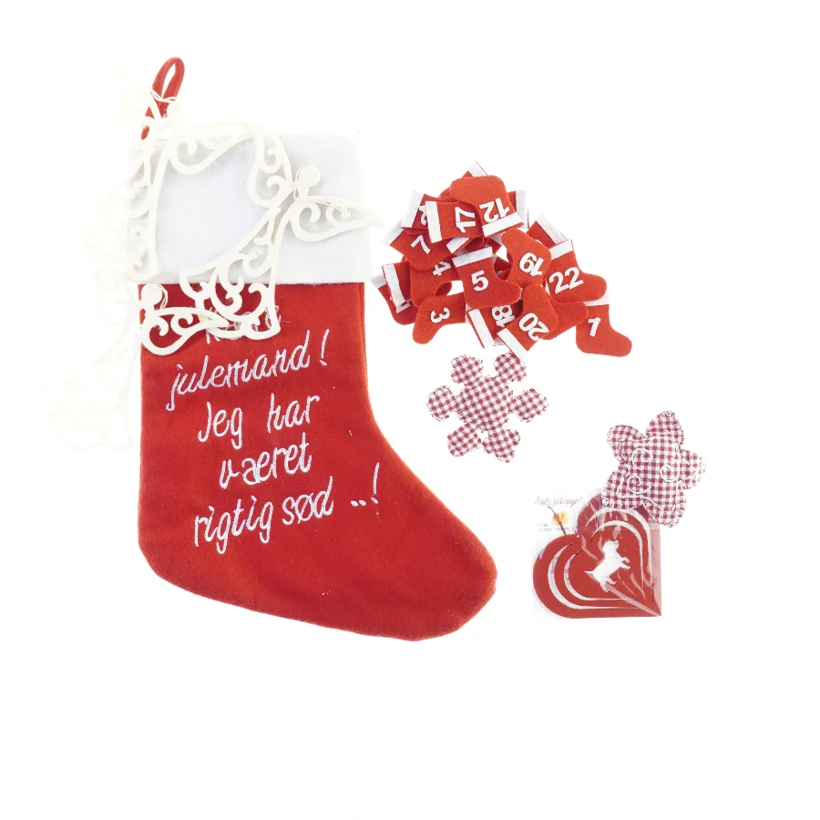 Julepynt, julekalender med tal, julesok, snefnug, store filtengle og hjerte. 