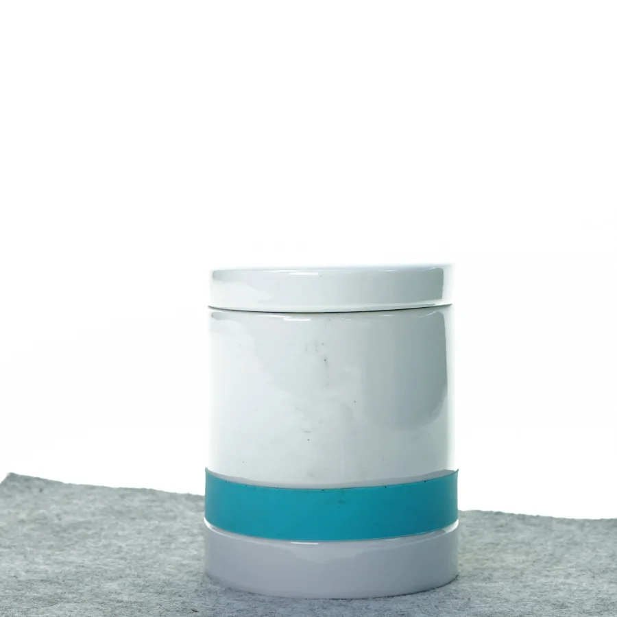 smuk og stilren porcelænskrukke med siliconebånd og låg (str. 12 cm)