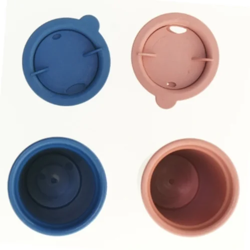 Kaffekrus i plastik med låg (str. 16 x 9 cm)