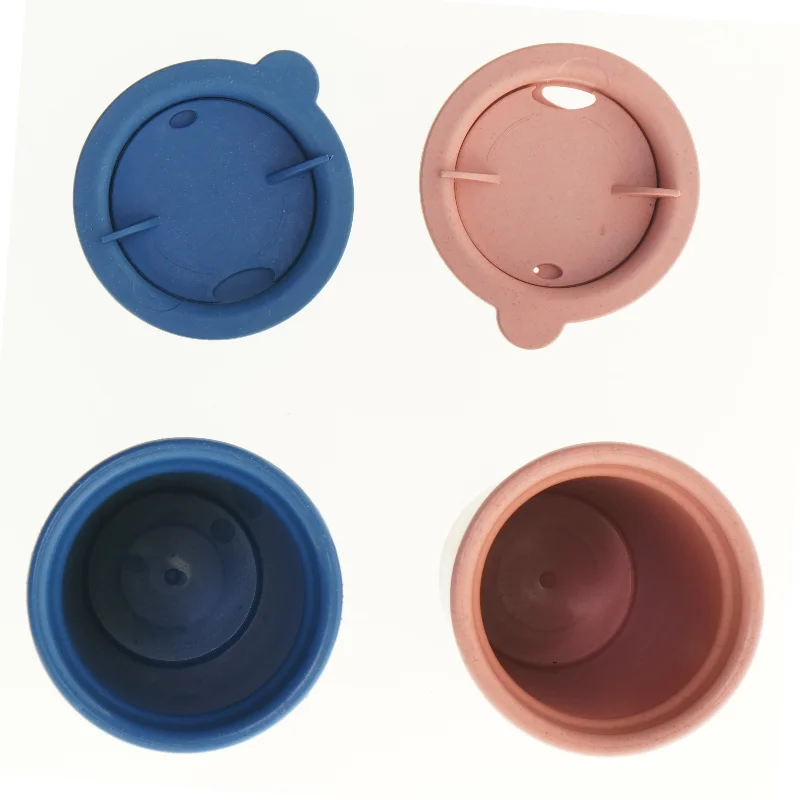 Kaffekrus i plastik med låg (str. 16 x 9 cm)