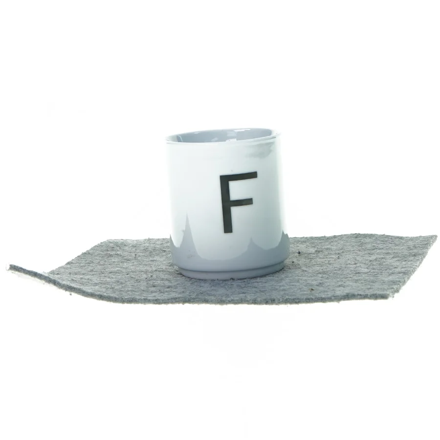 ny Kop / krus med F bogstav (str. 9 cm)