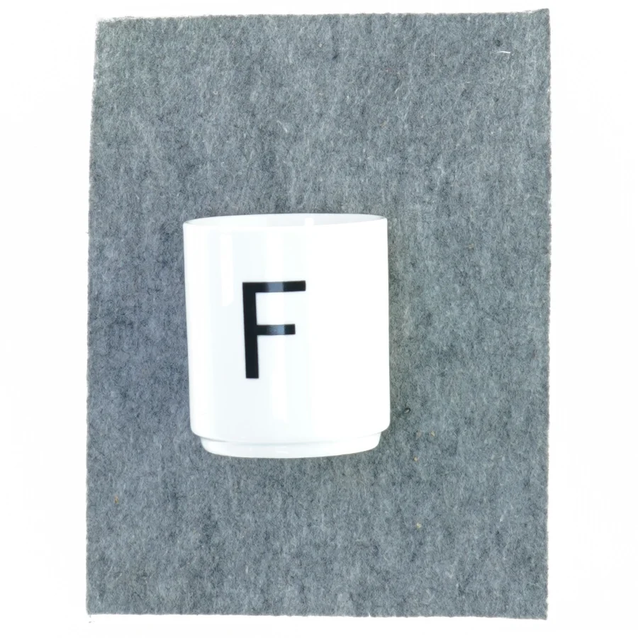 ny Kop / krus med F bogstav (str. 9 cm)