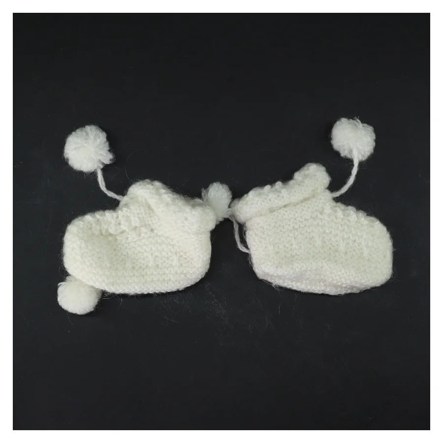 Strikkede babystøvler med kvaster (str. 10 cm)