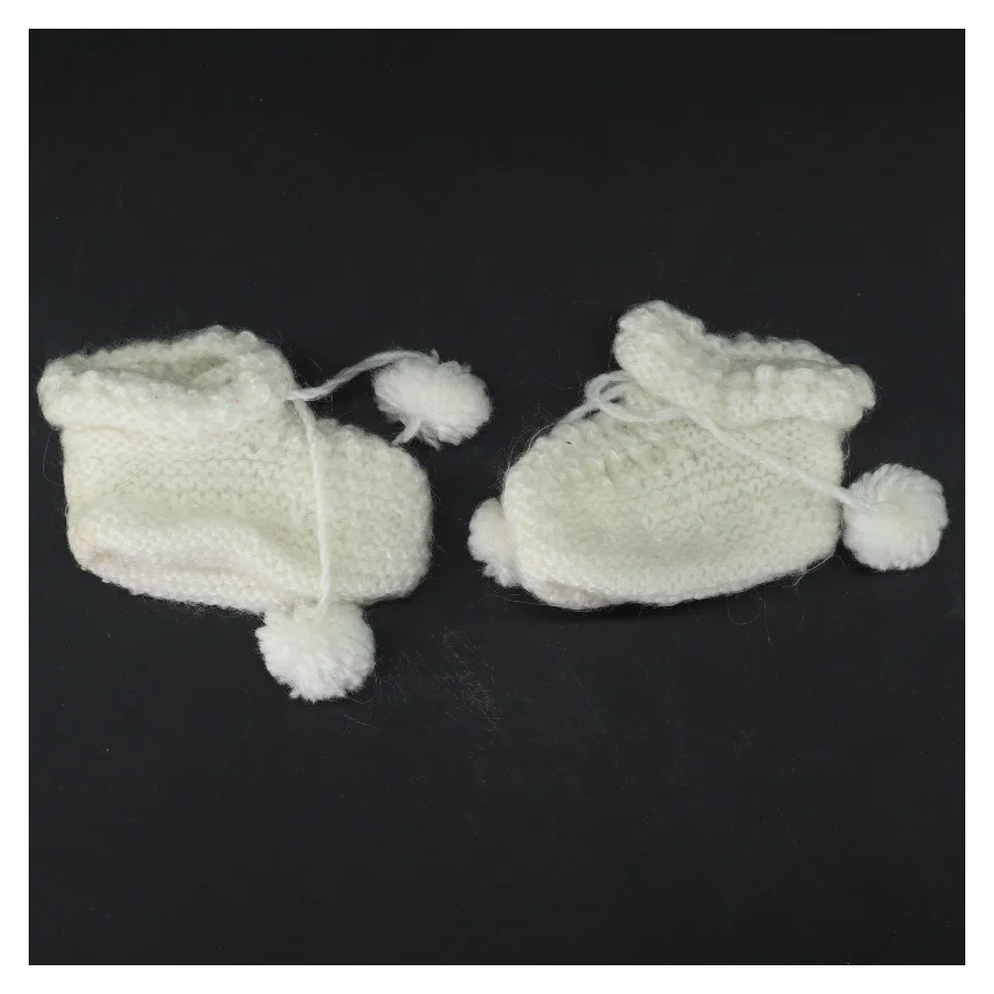 Strikkede babystøvler med kvaster (str. 10 cm)