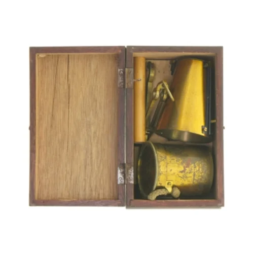 Gammel vægt (str. Eske 21 x 13 x 11 cm)