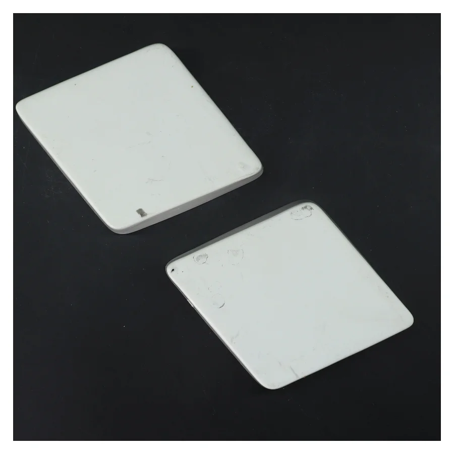 Rektangulære porcelænsfade med slikmotiv (str. 17x13,5 cm)