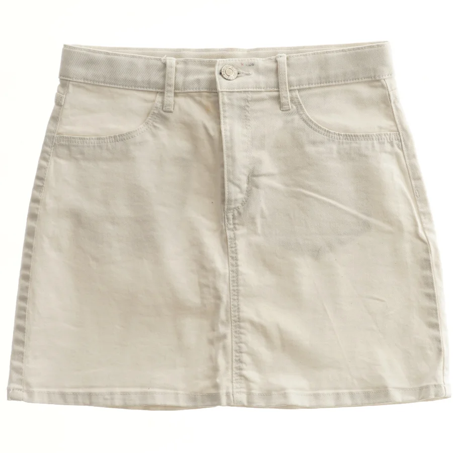 Kort nederdel i denim fra H&M (str. 152)