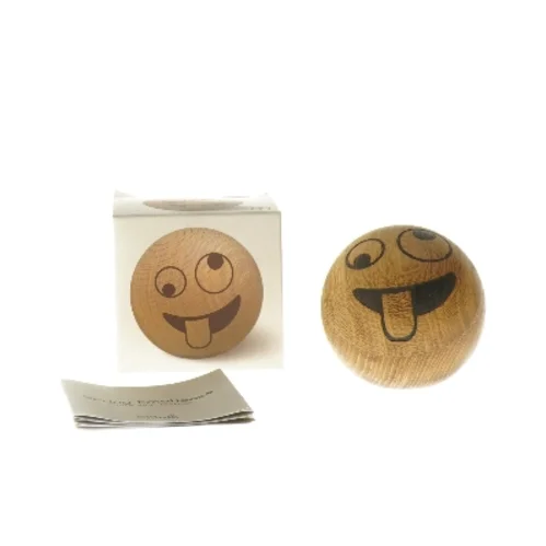 Træ kugle med smiley ansigt fra Spring Copenhagen (str. Ø 7 cm)