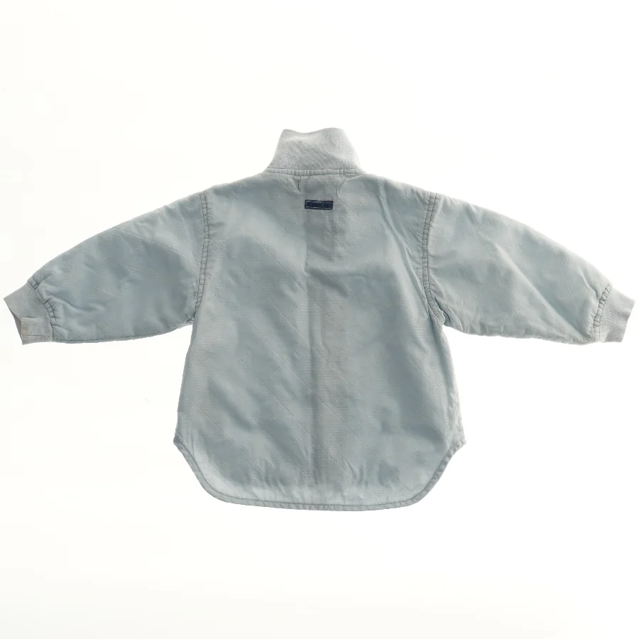 Lyseblå jakke med nummer detalje fra Name It (str. 86)