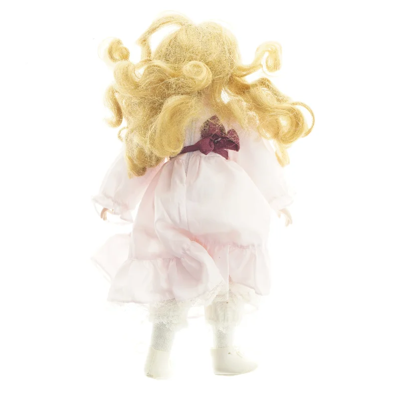 Porcelænsdukke i lyserød kjole (str. 40,5 cm)