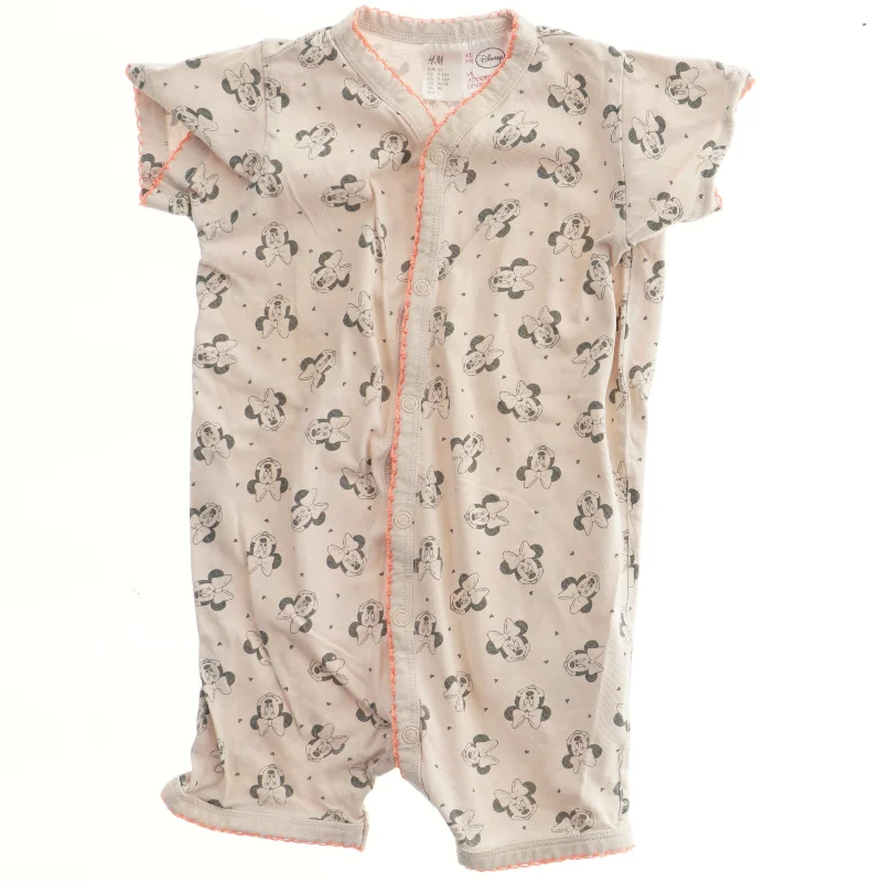 Disney mønstret dragt fra H&M (str. 80)