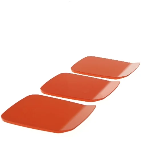 Tre orange plastik tallerkener fra Rosti (str. 16x12 cm)