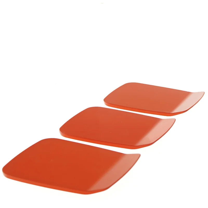 Tre orange plastik tallerkener fra Rosti (str. 16x12 cm)