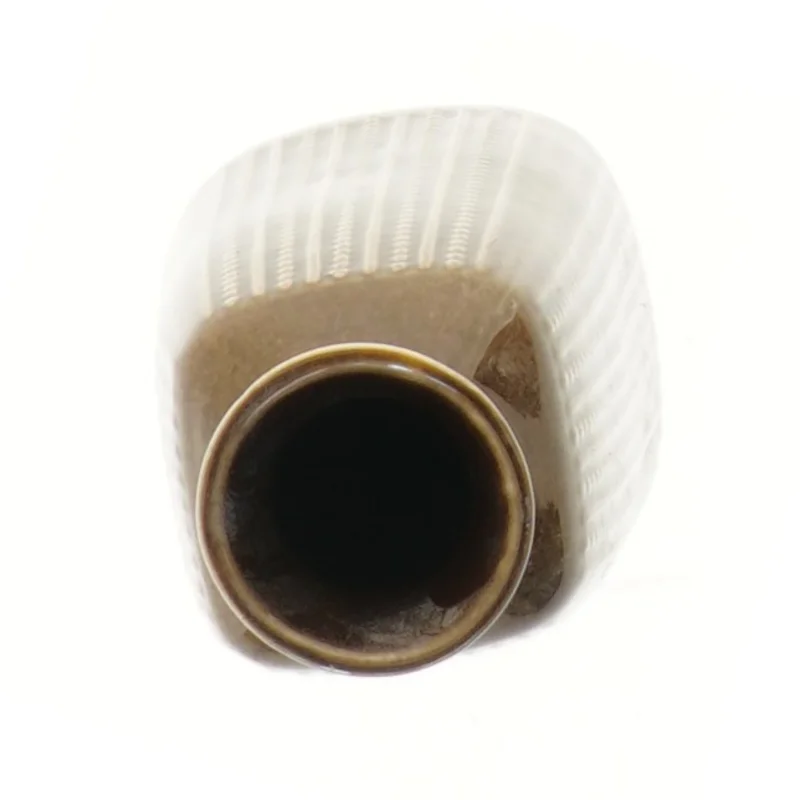 Keramisk vase med rillemønster (str. 17 cm)
